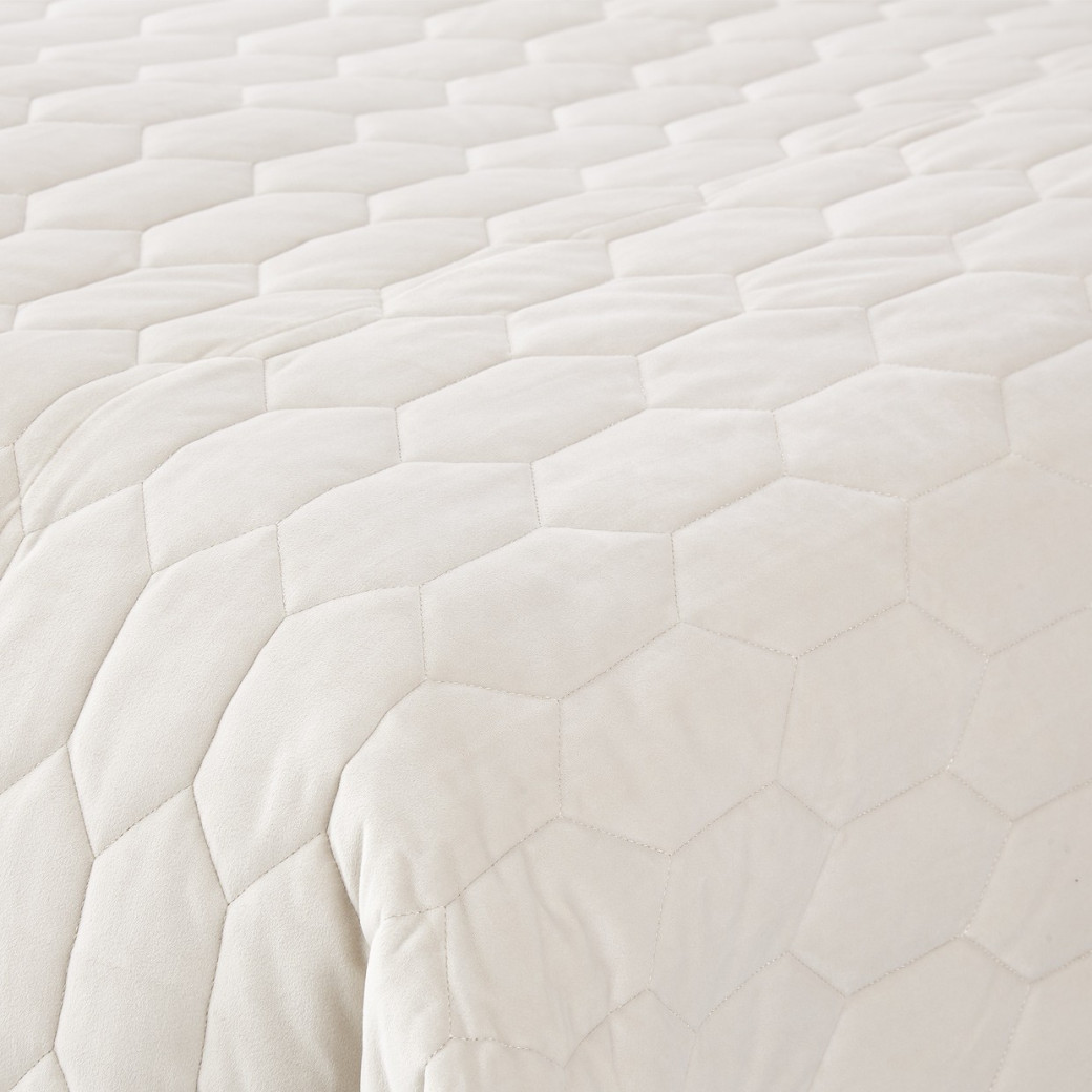 Niagara 3pc Queen Quilt Set Sand by Michael Amini BCS-QQT3-NIAGRA-SND