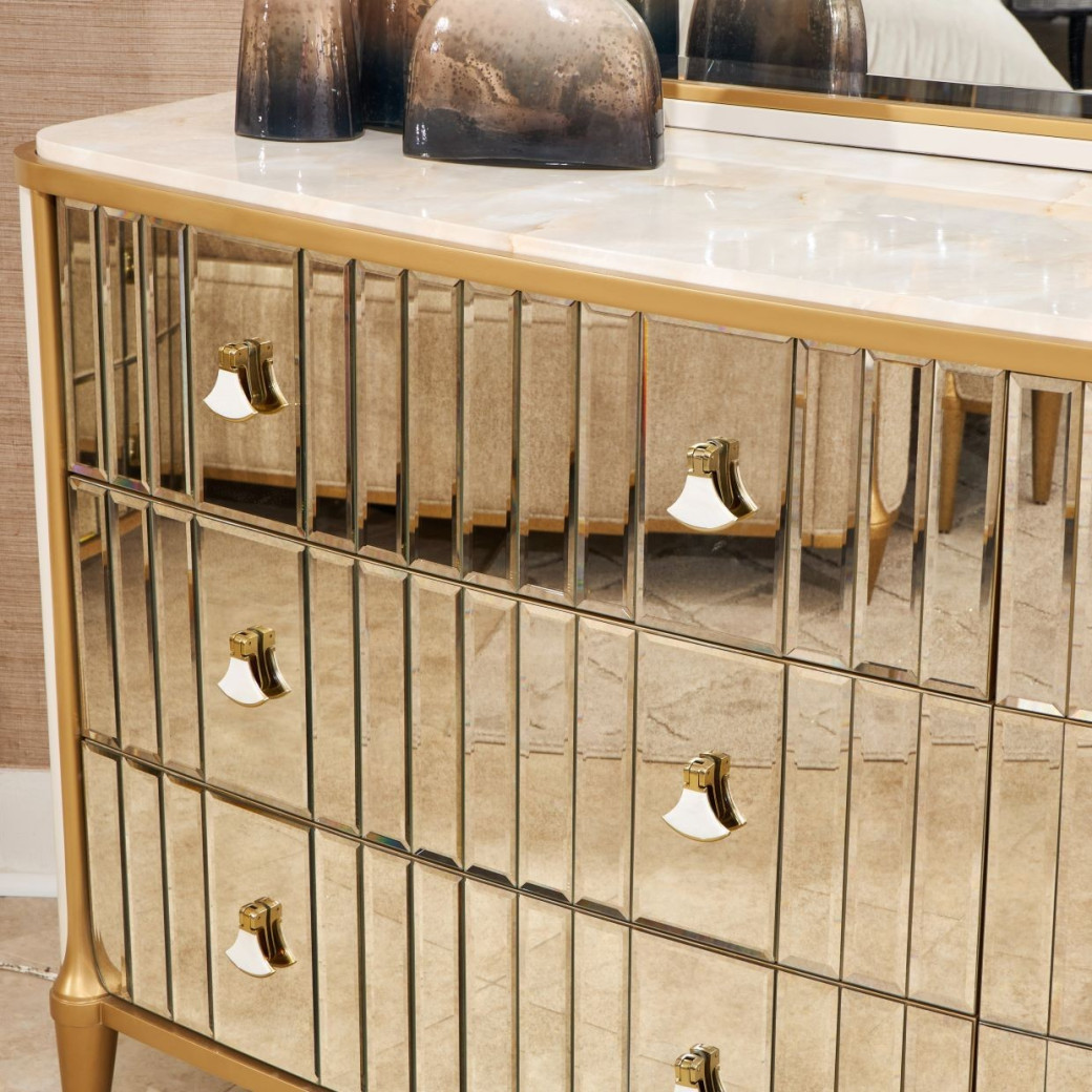 Light Champagne Queen Bed Scotts Square Collection by Michael Amini 9097000QN3-124
