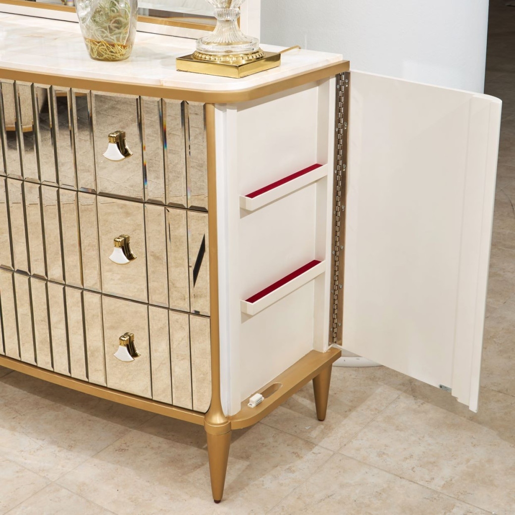 Light Champagne Queen Bed Scotts Square Collection by Michael Amini 9097000QN3-124