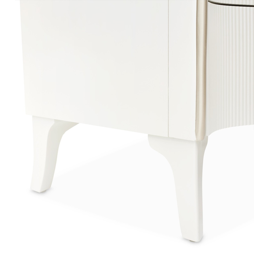 Queen Upholstered Bed Creamy Pearl Finish La Marisia Collection by Michael Amini 9089000QN3-112