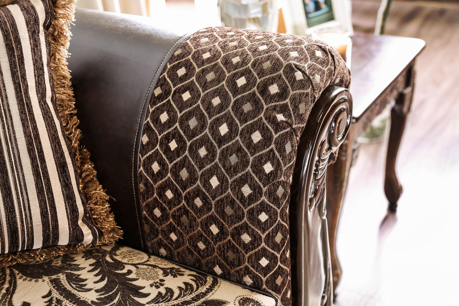 SM6416 Traditional Living Room Light Brown / Dark Brown. Quirino Collection by Furniture of America