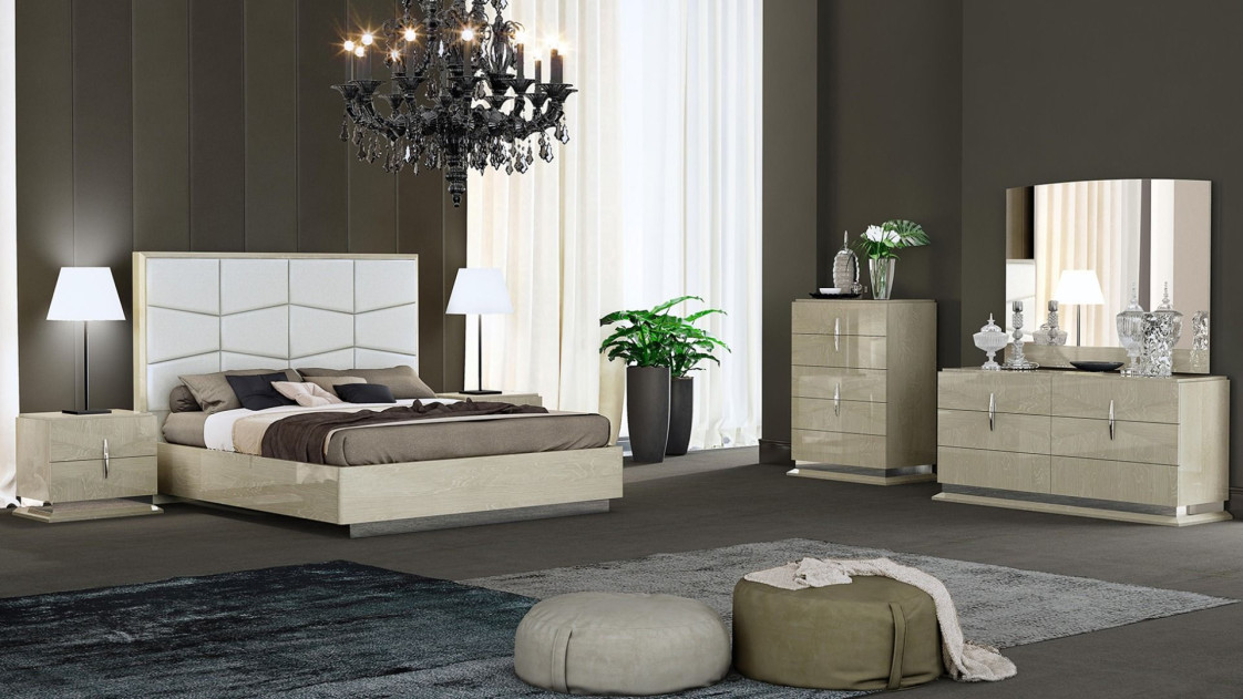 P108 Light Walnut Finish Queen Bed Contemporary Style by American Eagle Furniture